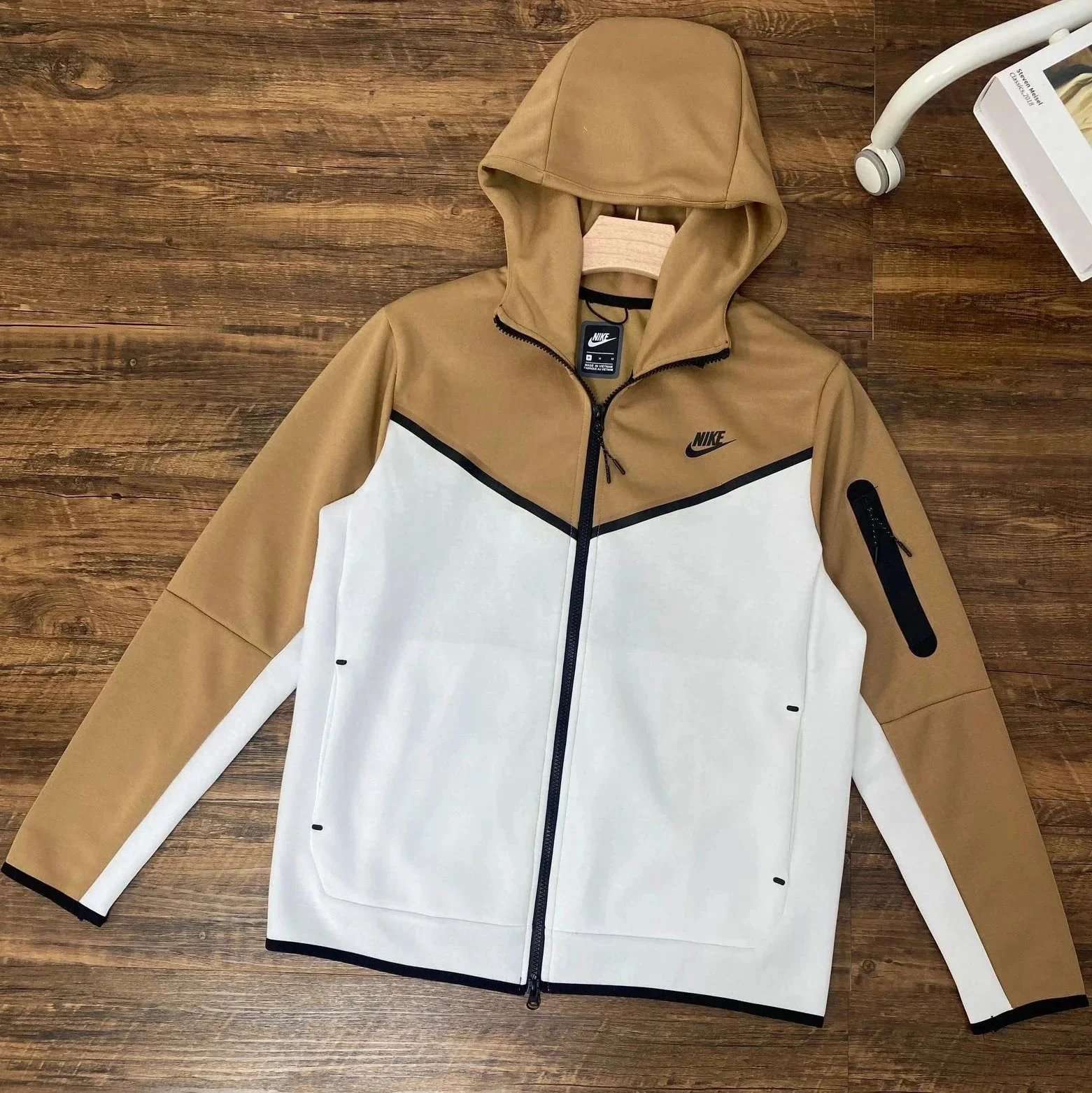 4490 khaki spliced white top